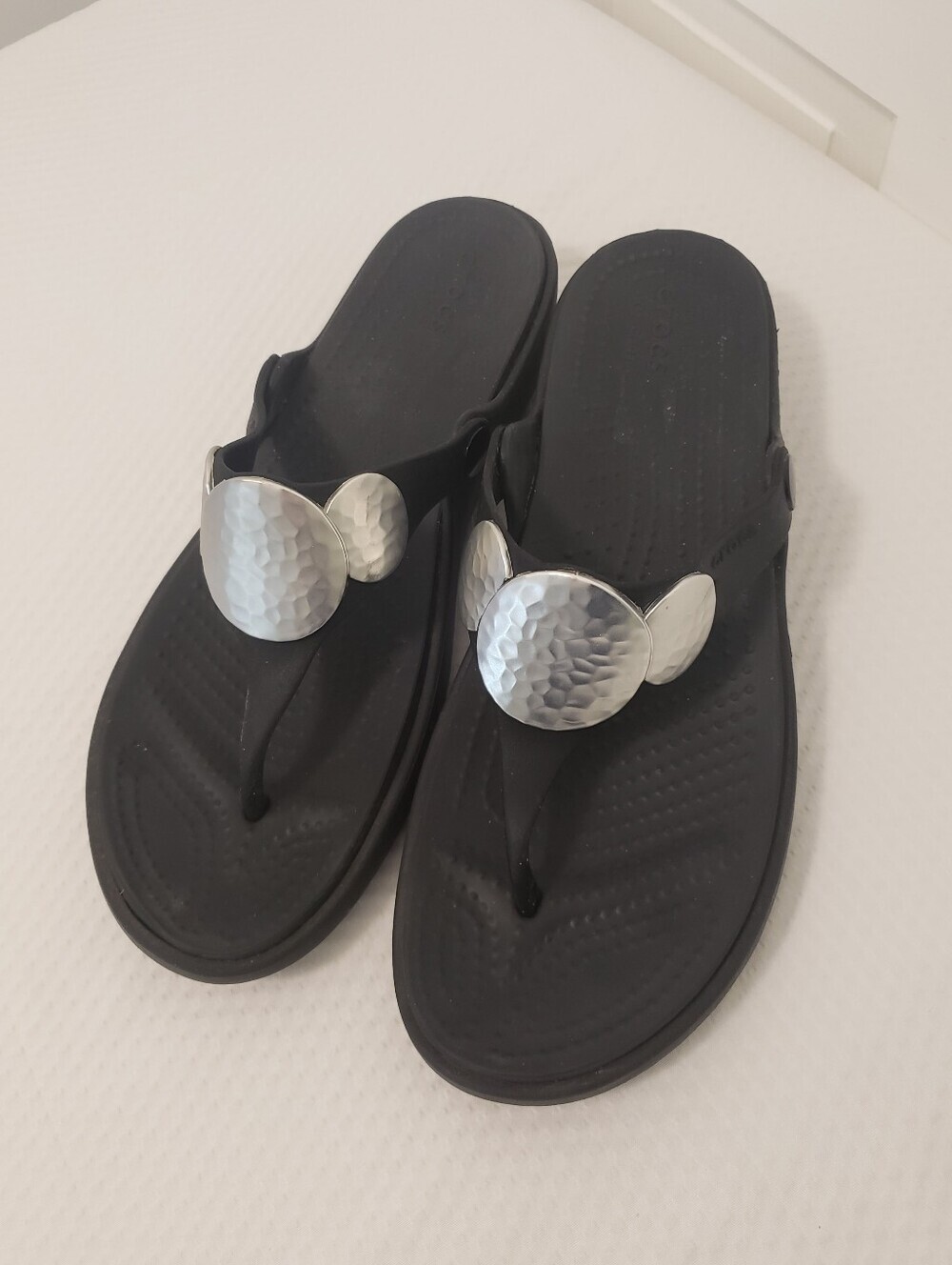 CROCS Black Sanrah Silvertone Hammered Circle Embellishments Slide Sandals Sz 9